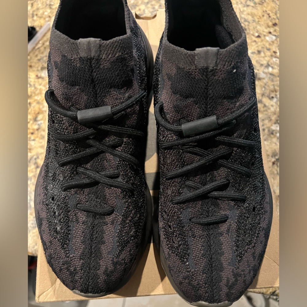 Yeezy Boost 380 Onyx non reflective size‎ 7.5 men